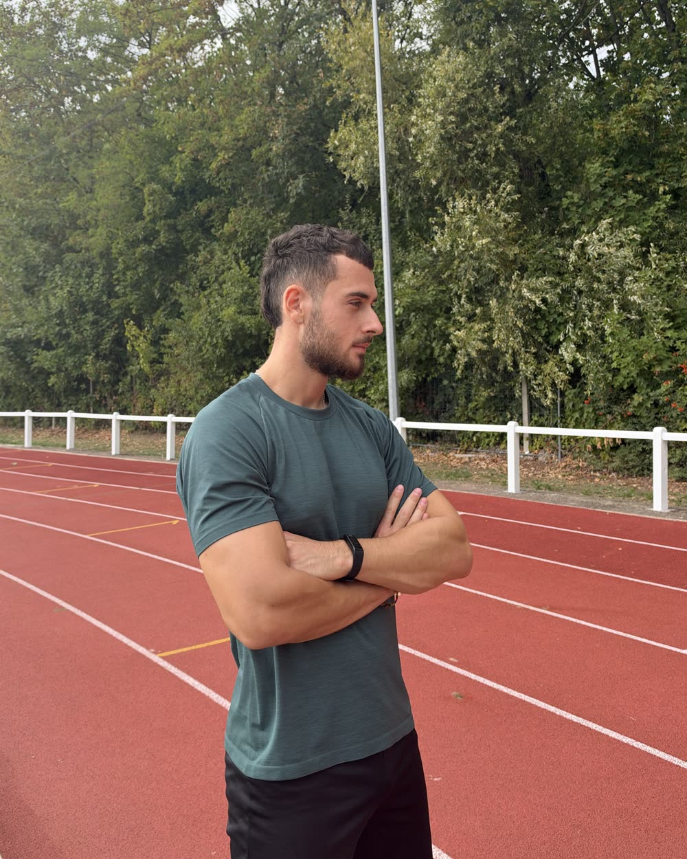 Stephen, coach sportif, sur une piste d’athlétisme